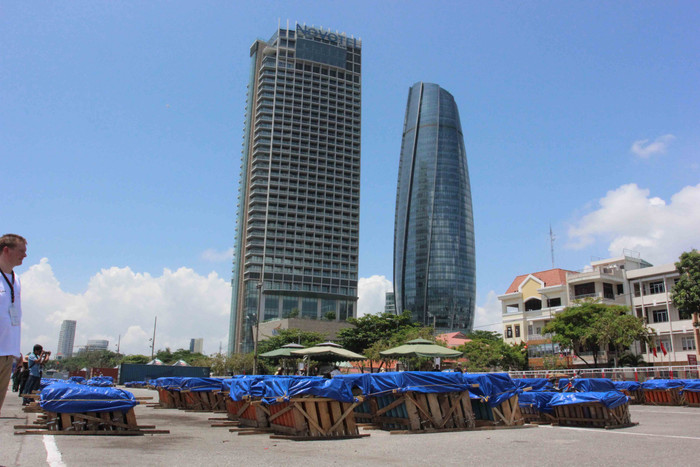 Hàng tấn pháo hoa được tập kết tại cảng Sông Hàn, đối diện khách sạn Novotel và Trung tâm Hành chính Thành phố Đà Nẵng... Hàng tấn pháo hoa được tập kết tại cảng Sông Hàn, đối diện khách sạn Novotel và Trung tâm Hành chính Thành phố Đà Nẵng...