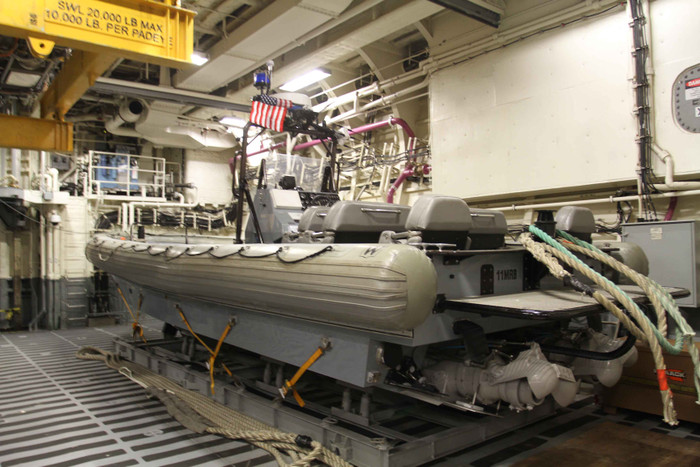 Thuyền cứu hộ trên tàu USS Fort Worth...