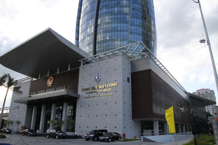 Trong đó, khối đế công trình được bao quanh bởi hệ vách kính khung nhôm kết hợp lam gỗ thông, phần khối tháp được bao bọc toàn bộ bởi hệ vách kính khung nhôm.