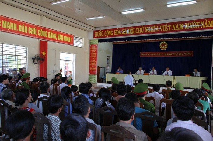 Phiên tòa lưu động xét xử bị cáo Phan Thanh Vinh thu hút rất nhiều người tham dự. Ảnh H.Q Phiên tòa lưu động xét xử bị cáo Phan Thanh Vinh thu hút rất nhiều người tham dự. Ảnh H.Q