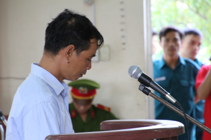 Bị cáo Phan Thanh Vinh cúi mặt hối lỗi xin HĐXX giảm nhẹ hình phạt trước phiên tòa. Ảnh H.Q Bị cáo Phan Thanh Vinh cúi mặt hối lỗi xin HĐXX giảm nhẹ hình phạt trước phiên tòa. Ảnh H.Q