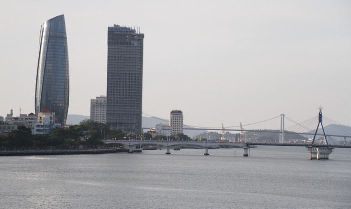 Tòa nhà Trung tâm Hành chính thành phố Đà Nẵng như &quot;ngọn hải đăng&quot; hướng ra sông Hàn và biển lớn...