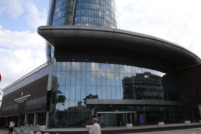 Trung tâm Hành chính thành phố Đà Nẵng được xây dựng trên khu đất rộng 23.318 m2 theo phong cách hiện đại với chiều cao 166,8 mét, gồm 2 tầng hầm và 34 tầng nổi.