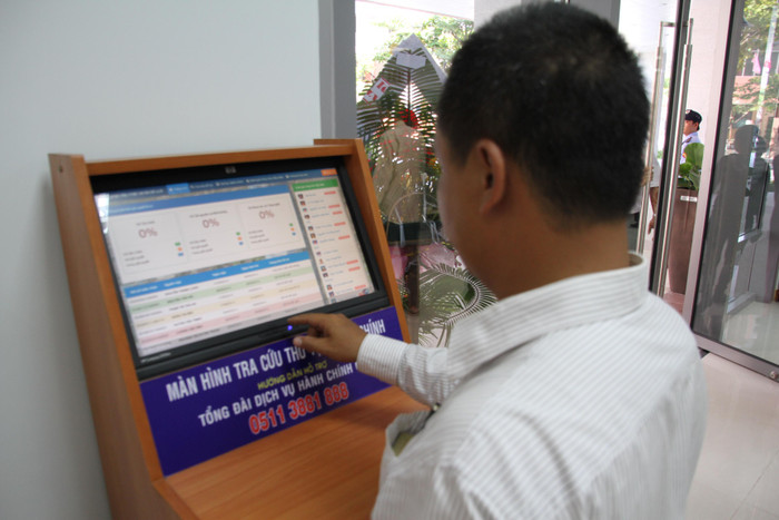Người dân thoải mái tra cứu thủ tục hành chính tại các màn hình &quot;cảm ứng&quot; đặt trong tòa nhà.