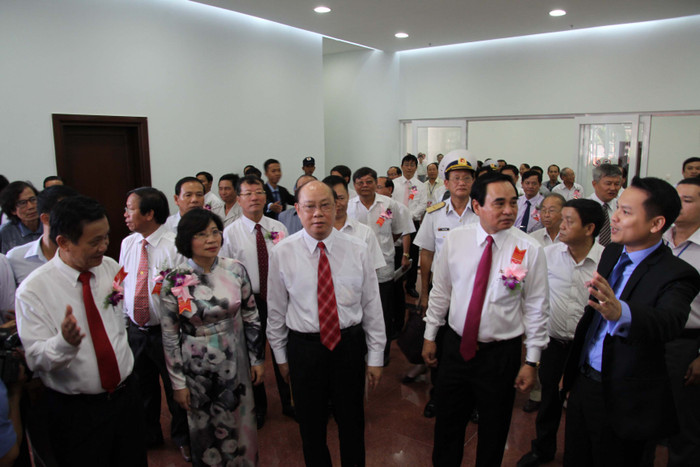 Đây là nơi làm việc tập trung của 24 sở, ban, ngành và UBND thành phố Đà Nẵng. Thống kê có khoảng 1.600 cán bộ, công chức thành phố làm việc trong tòa nhà và 600 lượt người dân đến giao dịch mỗi ngày.