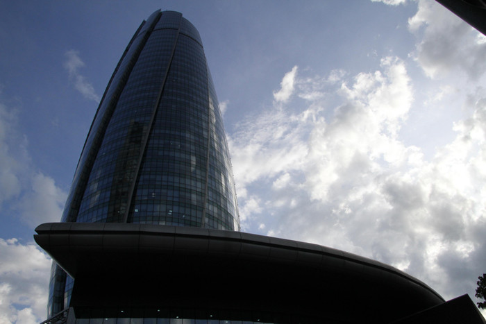 Tòa nhà được thiết kế theo kiến trúc tạo hình ngọn hải đăng dẫn đường và phần đế tạo hình chiếc thuyền kết hợp với mái hình cánh buồm đang vươn ra khơi.