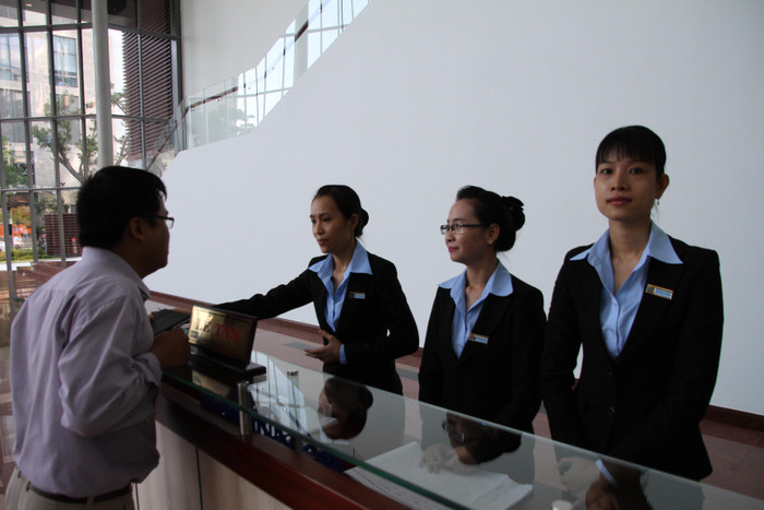 Mỗi lần người dân đến giao dịch tại tòa nhà sẽ được một đội ngũ hướng dẫn, tiếp đón tận tình ngay khi bước chân vào tòa nhà.