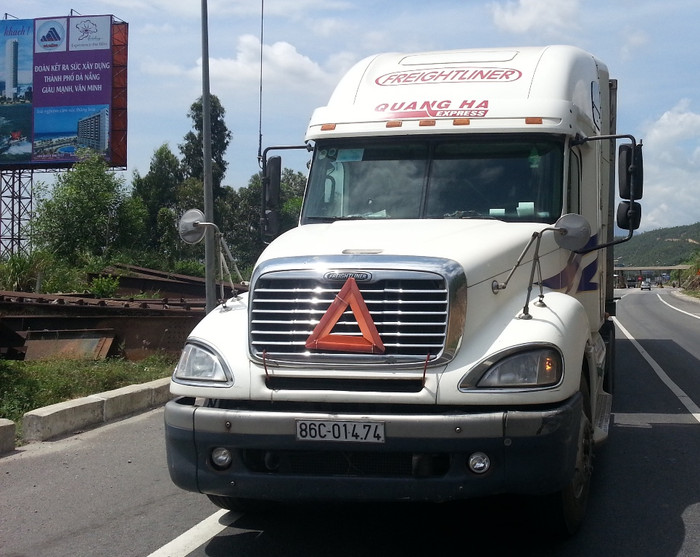 Đã vi phạm lấn làn đường nhưng tài xế xe container vẫn điều khiển xe bỏ chạy khi bị CSGT ra hiệu lệnh dừng xe. Ảnh H.Q Đã vi phạm lấn làn đường nhưng tài xế xe container vẫn điều khiển xe bỏ chạy khi bị CSGT ra hiệu lệnh dừng xe. Ảnh H.Q