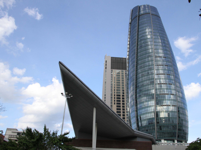 Công trình tòa nhà Trung tâm Hành chính được coi là điểm nhấn cho kiến trúc toàn thành phố, thể hiện khát vọng vươn xa của một thành phố trẻ, năng động đang trên lộ trình phấn đấu trở thành thành phố đáng sống, thành phố phát triển động lực của cả khu vực miền Trung và Tây Nguyên.