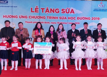 Đại diện Công ty Cổ phần Sữa chuyên nghiệp Việt Nam (VP Milk) trao quà cho học sinh trường Mầm non Nam Thành, thành phố Ninh Bình tỉnh Ninh Bình. Ảnh: Báo Ninh Bình. Đại diện Công ty Cổ phần Sữa chuyên nghiệp Việt Nam (VP Milk) trao quà cho học sinh trường Mầm non Nam Thành, thành phố Ninh Bình tỉnh Ninh Bình. Ảnh: Báo Ninh Bình.
