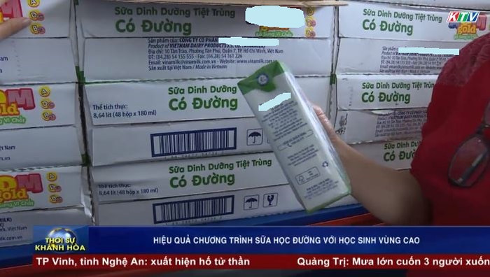 Sản phẩm sử dụng cho Chương trình Sữa học đường tại Khánh Hòa không đúng quy định theo Quyết định số 1340/QĐ-TTg ngày 08/7/2016 của Thủ tướng Chính phủ và Quyết định số 5450/QĐ-BYT ngày 28/9/2016. Ảnh chụp màn hình phóng sự của Đài truyền hình tỉnh Khánh Hòa. Sản phẩm sử dụng cho Chương trình Sữa học đường tại Khánh Hòa không đúng quy định theo Quyết định số 1340/QĐ-TTg ngày 08/7/2016 của Thủ tướng Chính phủ và Quyết định số 5450/QĐ-BYT ngày 28/9/2016. Ảnh chụp màn hình phóng sự của Đài truyền hình tỉnh Khánh Hòa.