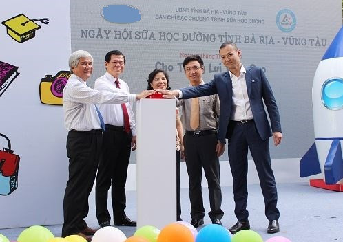 Các đại biểu nhấn nút khởi động chương trình Sữa học đường năm học 2017-2018 tỉnh Bà Rịa - Vũng Tàu với sản phẩm không phải sữa tươi theo quy định của Thủ tướng Chính phủ và Bộ Y tế, ảnh: phumy.baria-vungtau.gov.vn. Các đại biểu nhấn nút khởi động chương trình Sữa học đường năm học 2017-2018 tỉnh Bà Rịa - Vũng Tàu với sản phẩm không phải sữa tươi theo quy định của Thủ tướng Chính phủ và Bộ Y tế, ảnh: phumy.baria-vungtau.gov.vn.