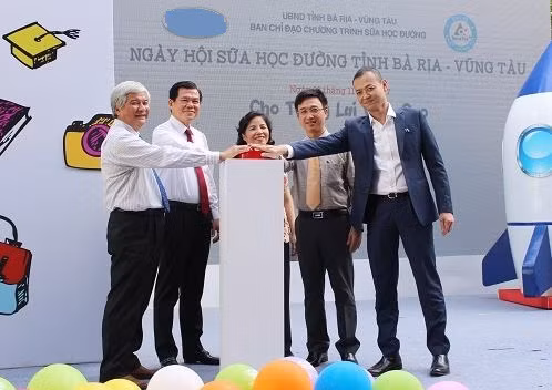 Các đại biểu nhấn nút khởi động chương trình Sữa học đường năm học 2017-2018 tỉnh Bà Rịa - Vũng Tàu với sản phẩm không phải sữa tươi theo quy định của Thủ tướng Chính phủ và Bộ Y tế, ảnh: phumy.baria-vungtau.gov.vn.