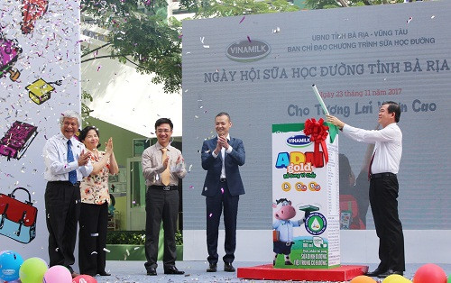 Ông Nguyễn Hồng Lĩnh - Bí thư Tỉnh ủy Bà Rịa - Vũng Tàu thực hiện nghi lễ cắm ống hút trong Ngày hội sữa học đường tỉnh Bà Rịa – Vũng Tàu ngày 23/11/2017, nhằm phát động phong trào uống sữa học đường cho trẻ mầm non trên địa bàn tỉnh. Sản phẩm nói trên không phải sữa tươi theo QCVN 5-1:2010/BYT. Ảnh: phumy.baria-vungtau.gov.vn. Ông Nguyễn Hồng Lĩnh - Bí thư Tỉnh ủy Bà Rịa - Vũng Tàu thực hiện nghi lễ cắm ống hút trong Ngày hội sữa học đường tỉnh Bà Rịa – Vũng Tàu ngày 23/11/2017, nhằm phát động phong trào uống sữa học đường cho trẻ mầm non trên địa bàn tỉnh. Sản phẩm nói trên không phải sữa tươi theo QCVN 5-1:2010/BYT. Ảnh: phumy.baria-vungtau.gov.vn.