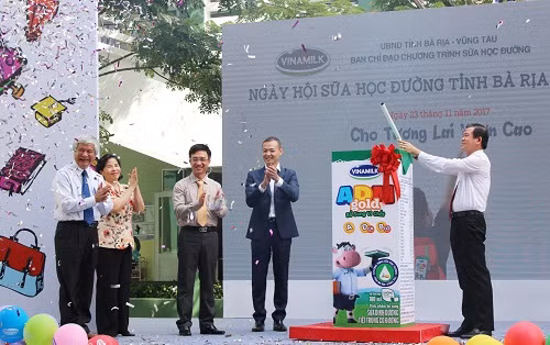 Ông Nguyễn Hồng Lĩnh - Bí thư Tỉnh ủy Bà Rịa - Vũng Tàu thực hiện nghi lễ cắm ống hút trong Ngày hội sữa học đường tỉnh Bà Rịa – Vũng Tàu ngày 23/11/2017, nhằm phát động phong trào uống sữa học đường cho trẻ mầm non trên địa bàn tỉnh. Sản phẩm nói trên không phải sữa tươi theo QCVN 5-1:2010/BYT. Ảnh: phumy.baria-vungtau.gov.vn.