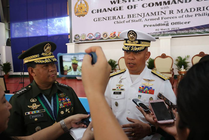 Phó đô đốc Rene Medina (quân phục trắng), chỉ huy Bộ Tư lệnh miền Tây Philippines, ảnh: Manila Bulletin. Phó đô đốc Rene Medina (quân phục trắng), chỉ huy Bộ Tư lệnh miền Tây Philippines, ảnh: Manila Bulletin.