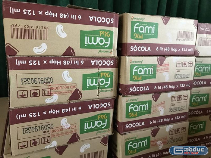 Sản phẩm "sữa đậu nành học đường Vinasoy" tại Trường Tiểu học Nhã Lộng, Phú Bình, Thái Nguyên. Ảnh: Tùng Dương. Sản phẩm "sữa đậu nành học đường Vinasoy" tại Trường Tiểu học Nhã Lộng, Phú Bình, Thái Nguyên. Ảnh: Tùng Dương.