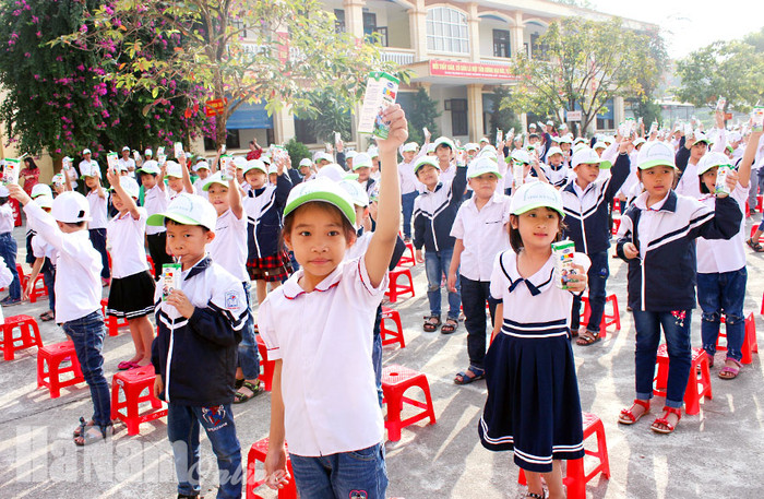 Học sinh Trường Tiểu học Trần Hưng Đạo thành phố Phủ Lý tỉnh Hà Nam uống sữa pha lại tiệt trùng tại lễ phát động chương trình sữa học đường tỉnh Hà Nam năm 2018, ảnh: Báo Hà Nam. Học sinh Trường Tiểu học Trần Hưng Đạo thành phố Phủ Lý tỉnh Hà Nam uống sữa pha lại tiệt trùng tại lễ phát động chương trình sữa học đường tỉnh Hà Nam năm 2018, ảnh: Báo Hà Nam.
