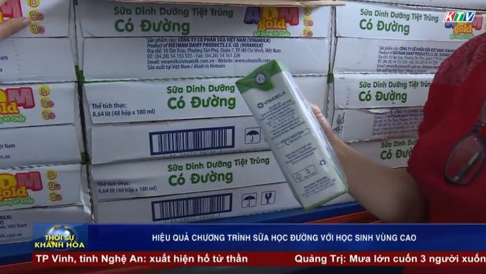 Sản phẩm sử dụng cho chương trình Sữa học đường tại Khánh Hòa là sữa pha lại tiệt trùng, không phải sữa tươi theo quyết định của Thủ tướng Chính phủ và Bộ Y tế, ảnh chụp màn hình phóng sự của Đài truyền hình tỉnh Khánh Hòa. Sản phẩm sử dụng cho chương trình Sữa học đường tại Khánh Hòa là sữa pha lại tiệt trùng, không phải sữa tươi theo quyết định của Thủ tướng Chính phủ và Bộ Y tế, ảnh chụp màn hình phóng sự của Đài truyền hình tỉnh Khánh Hòa.