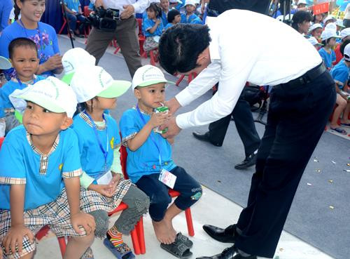 Để Vinamilk đưa sữa bột pha lại vào Sữa học đường là coi thường phép nước ảnh 2 Để Vinamilk đưa sữa bột pha lại vào Sữa học đường là coi thường phép nước ảnh 2