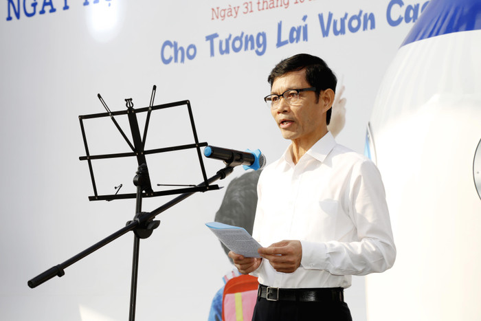 Phó Chủ tịch Ủy ban nhân dân tỉnh Hà Nam - Trưởng ban Chỉ đạo Chương trình Sữa học đường tỉnh, ông Bùi Quang Cẩm phát động Ngày hội Sữa học đường Hà Nam năm 2017. Ảnh: hanam.gov.vn.