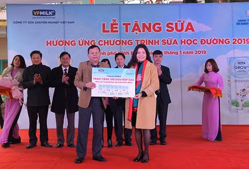 VP Milk tặng sữa bột pha lại cho Ninh Bình để "ủng hộ Chương trình Sữa học đường của Chính phủ", sau hoạt động này liệu VP Milk có định tham gia cung cấp sữa bột pha lại cho Chương trình Sữa học đường tại Ninh Bình? Ảnh: Văn Nghĩa / yteninhbinh.com.