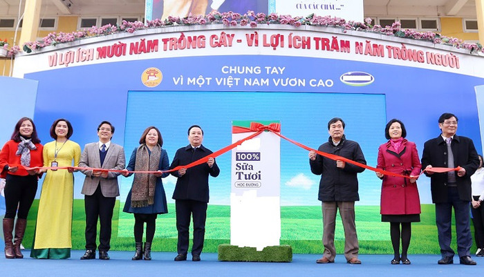 Hà Nội vừa phát động chương trình Sữa học đường hôm trước, hôm sau đã thiếu cục bộ suốt 3 ngày mà không rõ lý do, xử lý thiếu chuyên nghiệp. Ảnh: Báo Kinh tế và Đô thị. Hà Nội vừa phát động chương trình Sữa học đường hôm trước, hôm sau đã thiếu cục bộ suốt 3 ngày mà không rõ lý do, xử lý thiếu chuyên nghiệp. Ảnh: Báo Kinh tế và Đô thị.