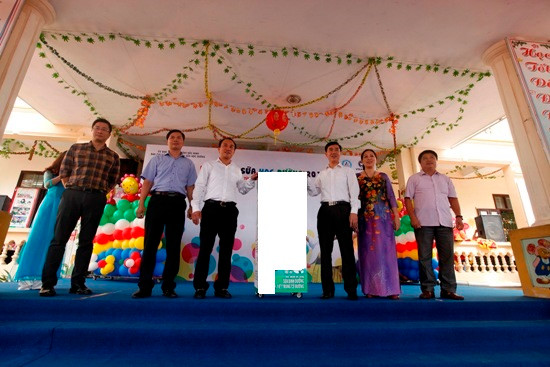 Các đại biểu phát động "Ngày hội Sữa học đường tỉnh Bắc Ninh năm học 2015-2016", sản phẩm không phải sữa tươi theo quy định của Thủ tướng Chính phủ và Bộ Y tế. Ảnh: Báo Tin Tức. Các đại biểu phát động "Ngày hội Sữa học đường tỉnh Bắc Ninh năm học 2015-2016", sản phẩm không phải sữa tươi theo quy định của Thủ tướng Chính phủ và Bộ Y tế. Ảnh: Báo Tin Tức.