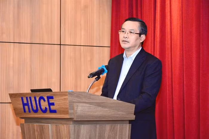 Thứ trưởng Nguyễn Văn Phúc nhấn mạnh, việc phát triển ứng dụng AI phải đảm bảo giữ gìn bản sắc, văn hóa truyền thống dân tộc. Ảnh: Bộ Giáo dục và Đào tạo