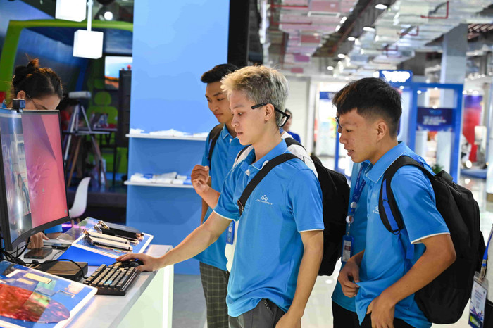 Sinh viên Trường Đại học CMC tham dự Triển lãm quốc tế Đổi mới sáng tạo Việt Nam 2023. Ảnh: CMC Sinh-vien-CMC-tham-du-NIC-VIIE-2023-3-2048x1363.jpg