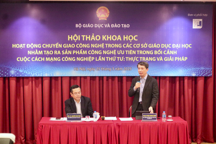 Thứ trưởng Nguyễn Văn Phúc và Cục trưởng Cục Khoa học, Công nghệ và Thông tin Phạm Quang Hưng (Bộ Giáo dục và Đào tạo) chủ trì phiên thảo luận. Ảnh: DN IMG_7521.jpeg