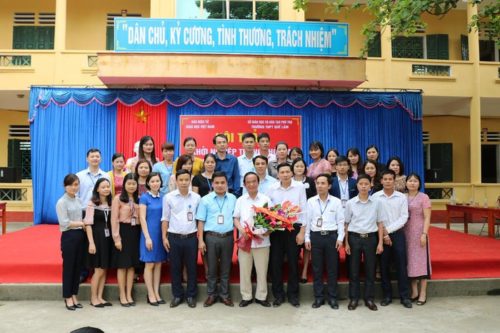 Ban giám hiệu nhà trường chụp ảnh lưu niệm với Giáo sư. Ảnh: Đỗ Thơm Ban giám hiệu nhà trường chụp ảnh lưu niệm với Giáo sư. Ảnh: Đỗ Thơm