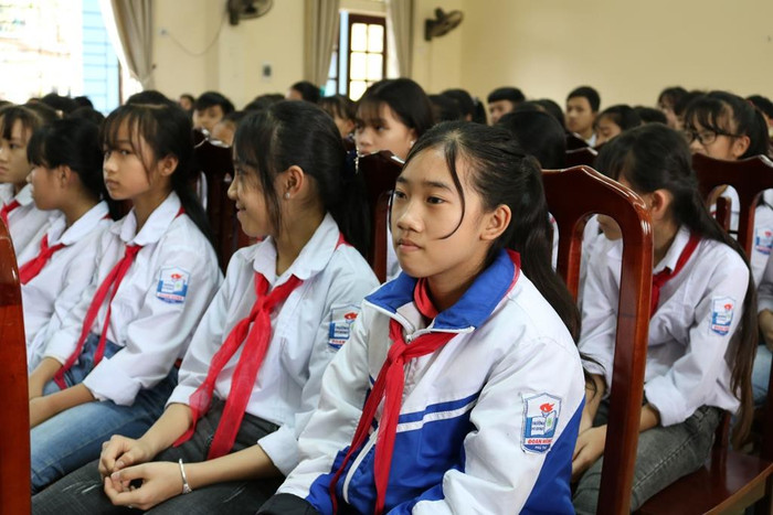 Các em học sinh chăm chú lắng nghe những chia sẻ của Giáo sư Nguyễn Lân Dũng. Ảnh: Đỗ Thơm Các em học sinh chăm chú lắng nghe những chia sẻ của Giáo sư Nguyễn Lân Dũng. Ảnh: Đỗ Thơm