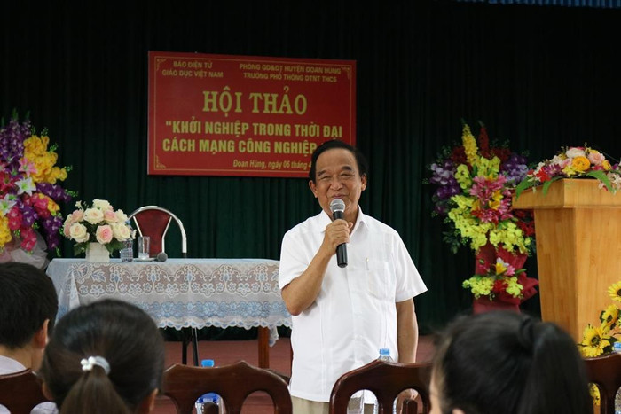 Nhà giáo nhân dân, Giáo sư Nguyễn Lân Dũng chia sẻ cùng các bạn trẻ. Ảnh: Đỗ Thơm. Nhà giáo nhân dân, Giáo sư Nguyễn Lân Dũng chia sẻ cùng các bạn trẻ. Ảnh: Đỗ Thơm.