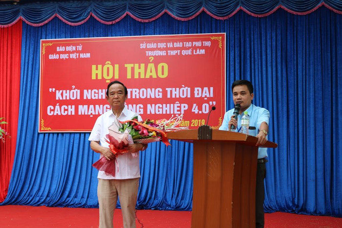 Thầy Nguyễn Tiến Trình – Hiệu trưởng Trường Trung học phổ thông Quế Lâm gửi lời cảm ơn đến Báo Điện tử Giáo dục Việt Nam, Giáo sư Nguyễn Lân Dũng đã cho các em buổi hội thảo ý nghĩa. Ảnh: Đỗ Thơm Thầy Nguyễn Tiến Trình – Hiệu trưởng Trường Trung học phổ thông Quế Lâm gửi lời cảm ơn đến Báo Điện tử Giáo dục Việt Nam, Giáo sư Nguyễn Lân Dũng đã cho các em buổi hội thảo ý nghĩa. Ảnh: Đỗ Thơm