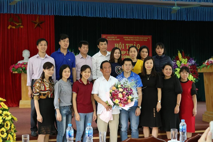 Giáo sư Nguyễn Lân Dũng chụp ảnh lưu niệm với các thầy cô giáo của trường. Ảnh: Đỗ Thơm Giáo sư Nguyễn Lân Dũng chụp ảnh lưu niệm với các thầy cô giáo của trường. Ảnh: Đỗ Thơm