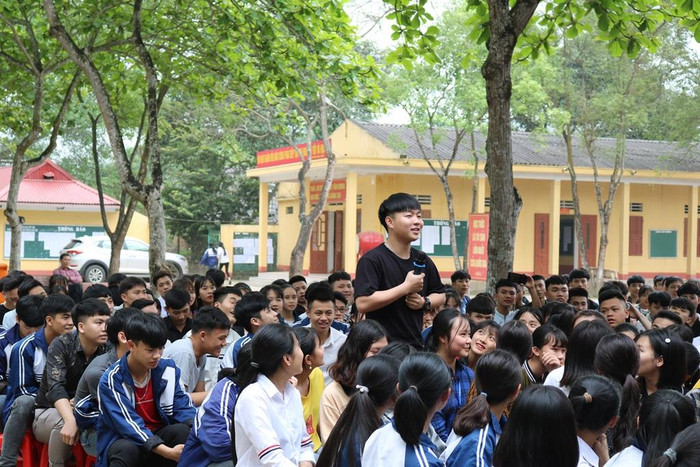 Phần đặt câu hỏi với Giáo sư Nguyễn Lân Dũng được các em học sinh vô cùng hào hứng. Ảnh: Đỗ Thơm Phần đặt câu hỏi với Giáo sư Nguyễn Lân Dũng được các em học sinh vô cùng hào hứng. Ảnh: Đỗ Thơm