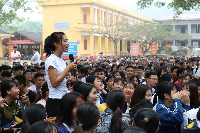 Học sinh trường Trung học phổ thông Quế Lâm đặt câu hỏi: "Không vào đại học, chúng em có thể khởi nghiệp thành công?". Ảnh: Đỗ Thơm Học sinh trường Trung học phổ thông Quế Lâm đặt câu hỏi: "Không vào đại học, chúng em có thể khởi nghiệp thành công?". Ảnh: Đỗ Thơm