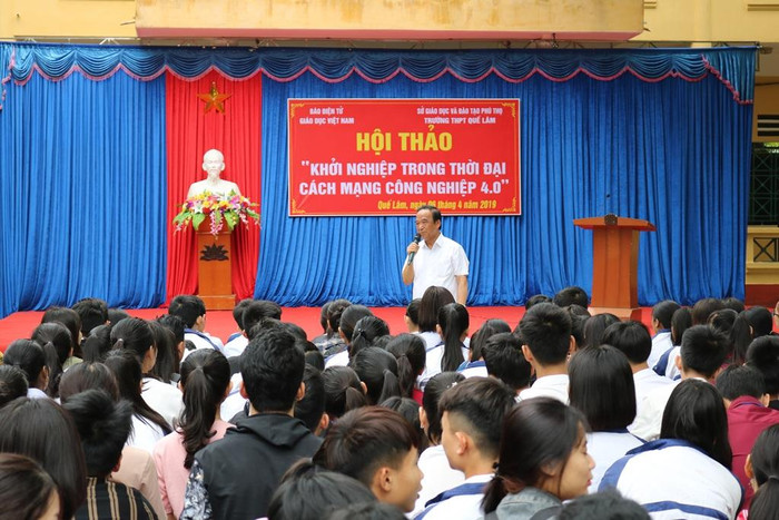 Giáo sư Nguyễn Lân Dũng nói chuyện với học sinh. Ảnh: Đỗ Thơm Giáo sư Nguyễn Lân Dũng nói chuyện với học sinh. Ảnh: Đỗ Thơm