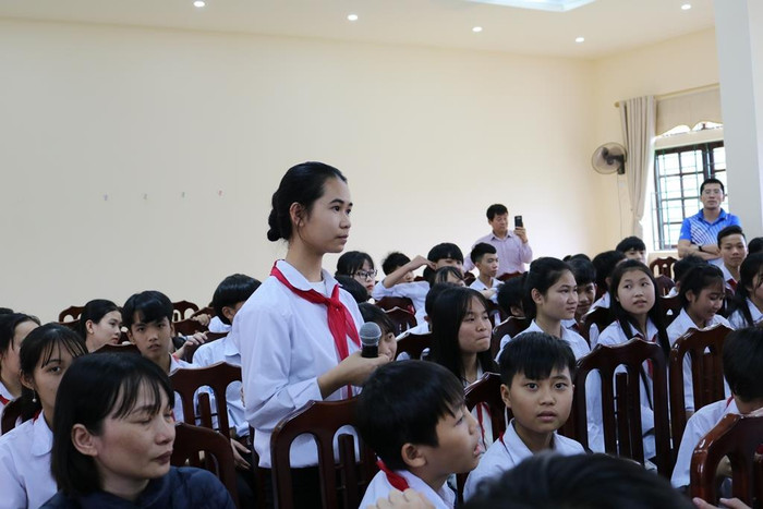 Học sinh đặt câu hỏi về kinh nghiệm học ngoại ngữ của Giáo sư Nguyễn Lân Dũng. Ảnh: Đỗ Thơm Học sinh đặt câu hỏi về kinh nghiệm học ngoại ngữ của Giáo sư Nguyễn Lân Dũng. Ảnh: Đỗ Thơm