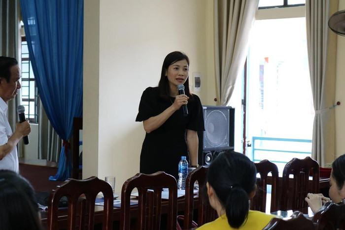 Cô Trần Thị Hải Vân - Hiệu trưởng nhà trường chia sẻ một số thông tin của trường với Giáo sư. Ảnh: Đỗ Thơm Cô Trần Thị Hải Vân - Hiệu trưởng nhà trường chia sẻ một số thông tin của trường với Giáo sư. Ảnh: Đỗ Thơm