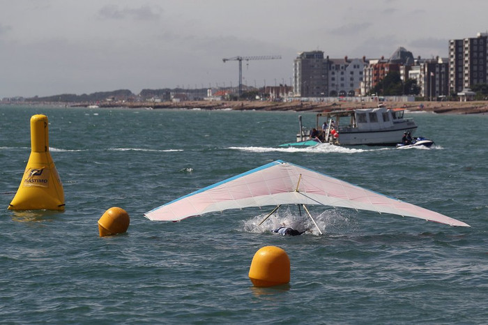 Phao đích 100 m và một "bird man" vừa hạ cánh