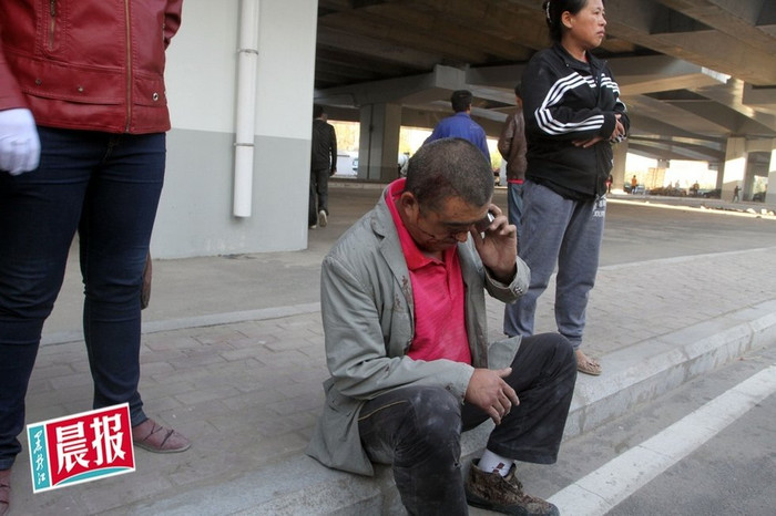 Một lái xe bị thương trong vụ sập cầu