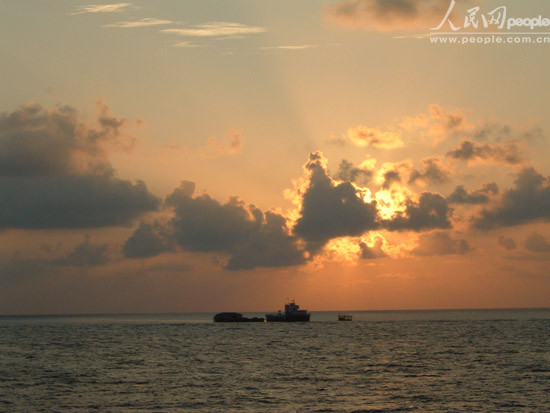 Hình ảnh Đá Ga Ven chụp từ xa bởi các tàu cá và được sử dụng để tuyên truyền bóp méo sự thật lịch sử Hình ảnh Đá Ga Ven chụp từ xa bởi các tàu cá và được sử dụng để tuyên truyền bóp méo sự thật lịch sử