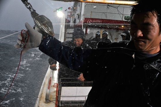 Ngư dân Trung Quốc "đánh bắt xa bờ" thường xuyên xâm nhập vùng biển của nước khác đánh bắt trái phép. Nga, Bắc Triều Tiên cũng đã từng không dưới 1 lần bắt giữ tàu cá Trung Quốc vi phạm. Ảnh minh họa