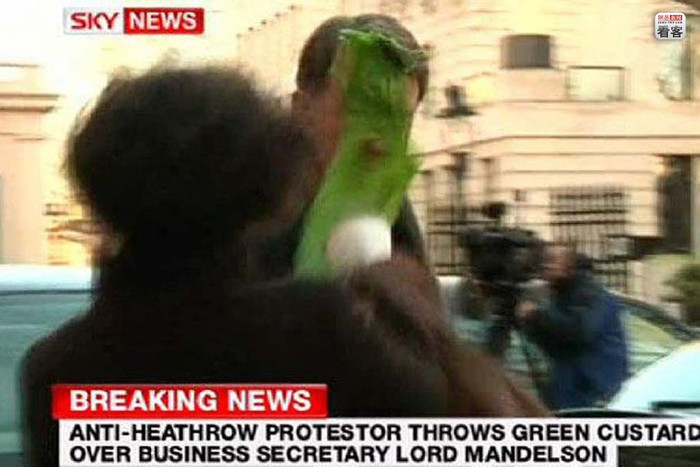 Ngày 6/3/2009, Bộ trưởng Thương mại Anh Peter Mandelson khi vừa ra khỏi xe thì bị một phần tử quá khích hất sơn xanh vào mặt, các phóng viên đài Sky News đã ghi lại tình huống bất ngờ này Ngày 6/3/2009, Bộ trưởng Thương mại Anh Peter Mandelson khi vừa ra khỏi xe thì bị một phần tử quá khích hất sơn xanh vào mặt, các phóng viên đài Sky News đã ghi lại tình huống bất ngờ này