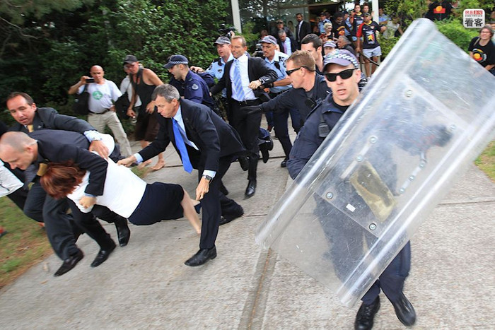 Ngày 26/1/2012, Thủ tướng Úc Minister Gillard khi tham dự lễ kỷ niệm Quốc khánh nước này đã bị 200 người biểu tình tấn công khiến ông phải tháo chạy rơi cả giày trong sự hộ tống của cảnh sát Ngày 26/1/2012, Thủ tướng Úc Minister Gillard khi tham dự lễ kỷ niệm Quốc khánh nước này đã bị 200 người biểu tình tấn công khiến ông phải tháo chạy rơi cả giày trong sự hộ tống của cảnh sát