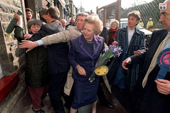 Thủ tướng Anh Margaret Thatcher bị một phụ nữ ôm hoa tấn công ngày 23/3/1992 Thủ tướng Anh Margaret Thatcher bị một phụ nữ ôm hoa tấn công ngày 23/3/1992
