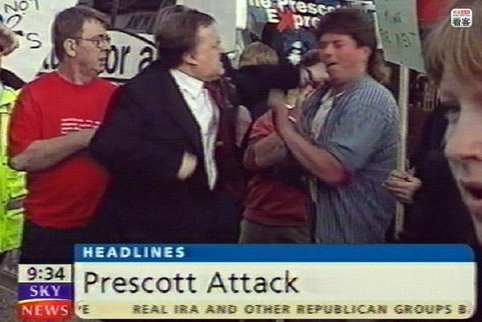 Ông John Prescott giơ nắm đấm thẳng vào mặt Craig Evans kẻ tấn công, ném trứng thối vào ông Ông John Prescott giơ nắm đấm thẳng vào mặt Craig Evans kẻ tấn công, ném trứng thối vào ông