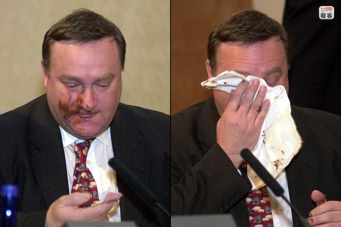 Bộ trưởng Bộ Nông nghiệp Anh Nick Brown bị một phần tử quá khích cầm sô - cô - la ném trúng mặt ngày 2/2/2000 Bộ trưởng Bộ Nông nghiệp Anh Nick Brown bị một phần tử quá khích cầm sô - cô - la ném trúng mặt ngày 2/2/2000